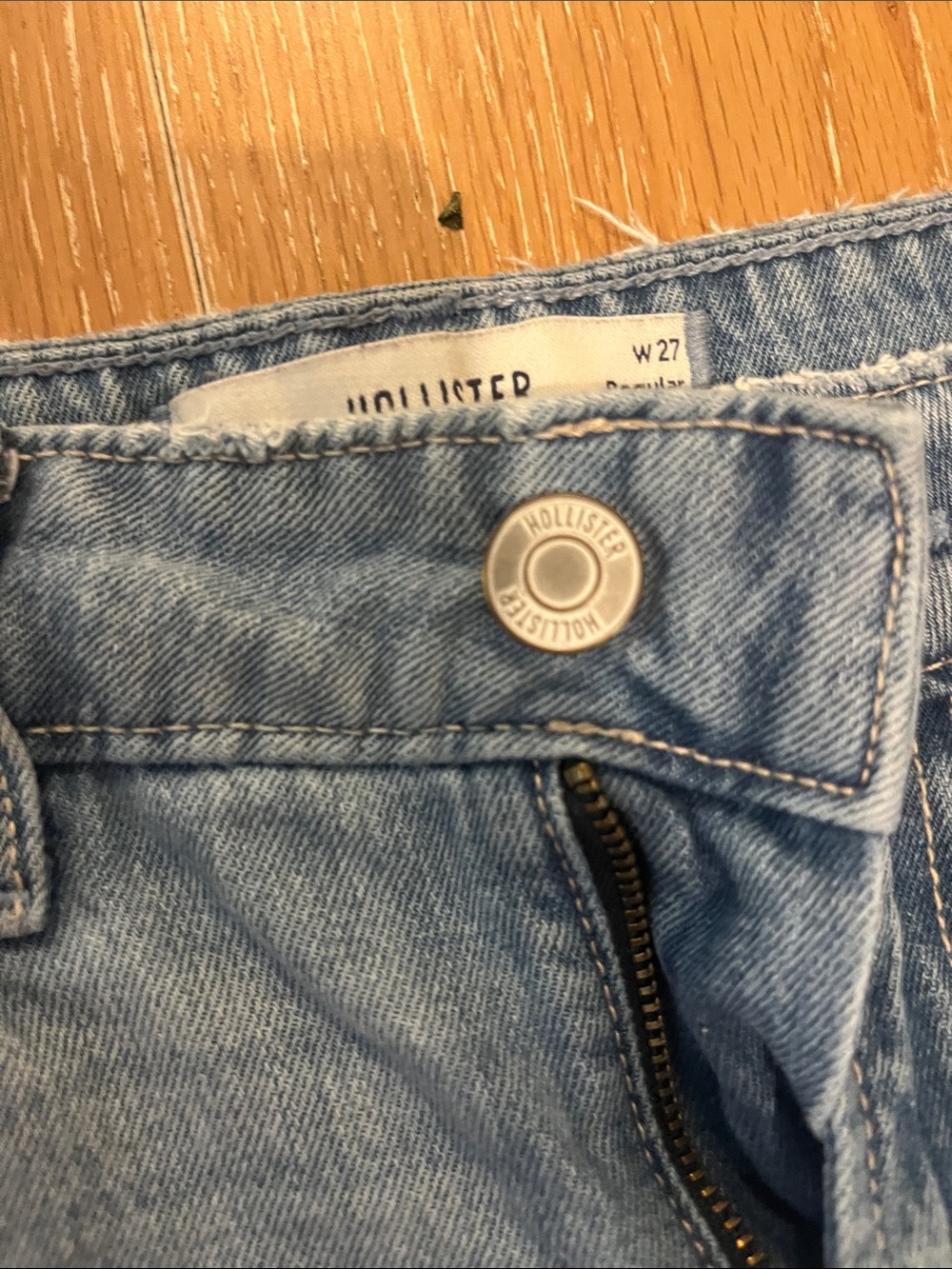 Hollister Low-Rise Baggy Jeans - Light Wash Denim with Embroidery - Picture 4 of 8